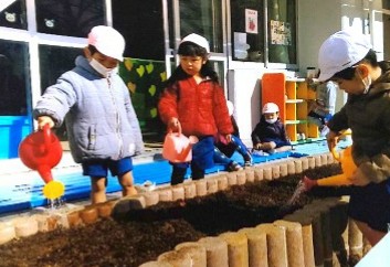 写真:お水をあげる子どもたち