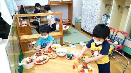 写真:興味のある玩具で遊ぶ子どもたち