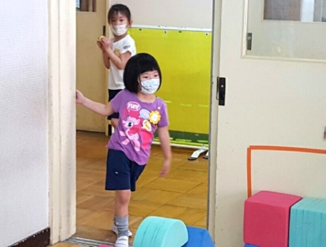 写真:様子を見に来た子どもたち