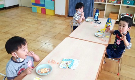 写真:おやつを食べる子どもたち