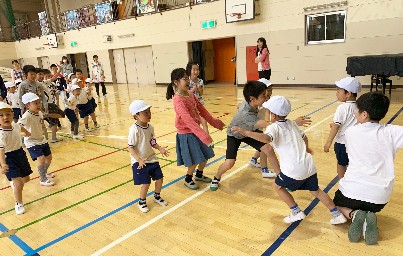 写真:5年生と交流を楽しむ子どもたち