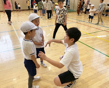 写真:5年生のお兄さんとお話しする子どもたち