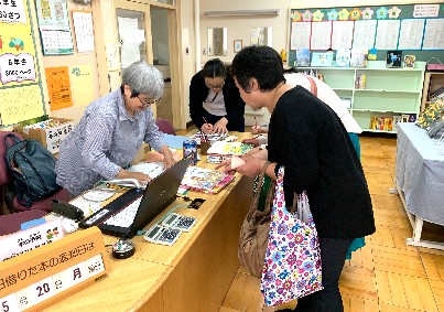 写真:学校図書館を活用する保護者の方々