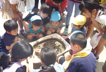 写真:田植えの仕方を学ぶ子どもたち