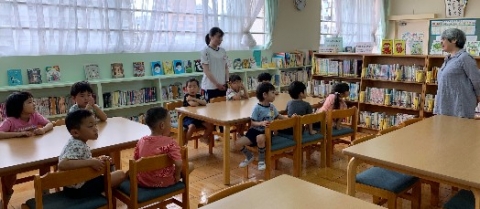 写真:小学校の学校図書館に訪れた子どもたち