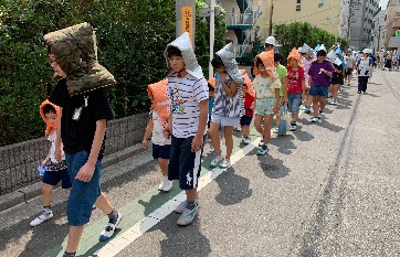 写真:公園に二次避難をする訓練をする子どもたち