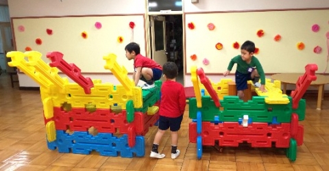 写真:大型ブロックに乗って遊ぶ子どもたち