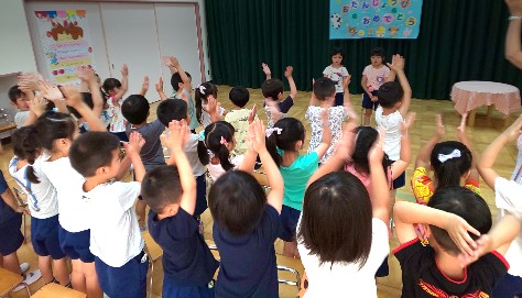 写真:おめでとうの気持ちを伝える子どもたち