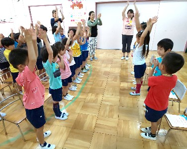 写真:5人の誕生の子どもたちを祝う様子