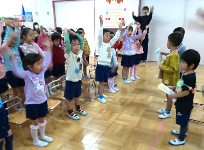 写真:みんなでお祝いの歌を歌う子どもたち