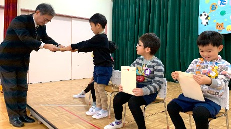 写真:記念の絵本を受け取る子どもたち