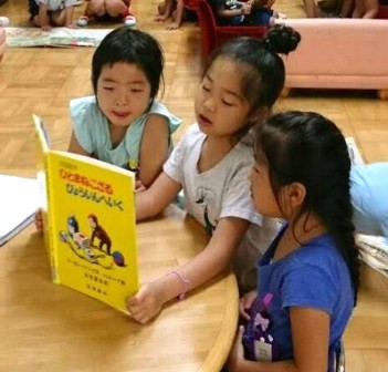 写真:子ども同士で本の読み聞かせをしている様子