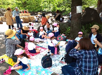 写真:もも組　水分補給で一休み