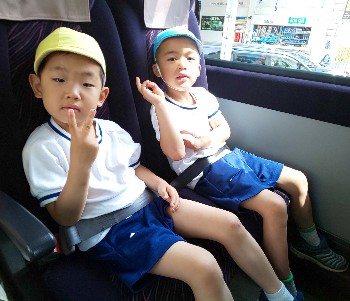 写真:バスに乗っている子どもたち