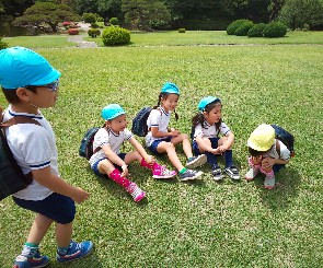 写真:芝生の上に座る子どもたち