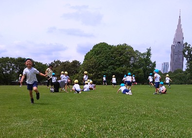 写真:庭園で思う存分体を動かす子どもたち