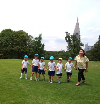 写真:先生と手をつなぐ子どもたち