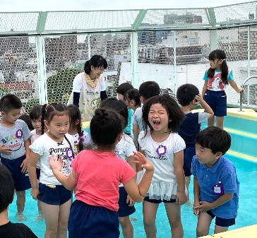 写真:足首だけで水遊びをする子どもたち