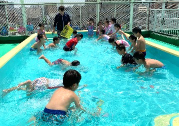 写真:水の中に潜る子どもたち