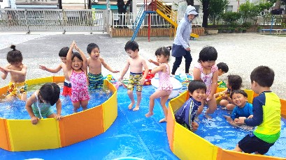 写真:自分たちのペースでプールを楽しむ子どもたち