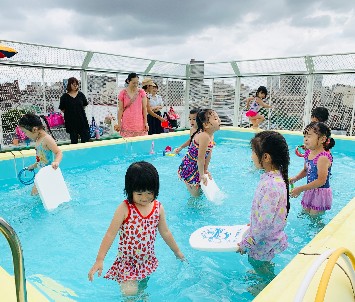 写真:プールに入る子どもたち