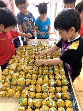 写真:本物みたいなたこ焼きを作る子どもたち