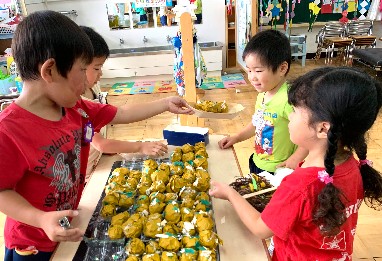 写真:たこ焼きを作る子どもたち