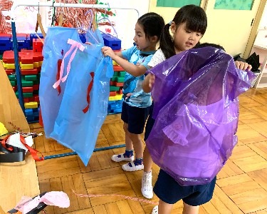 写真:着替えを手伝う子どもたち