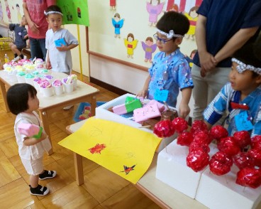 写真:お店屋さんに来た小さな子ども