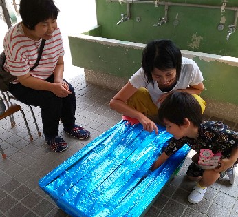 写真:箱の中に手を入れる子ども