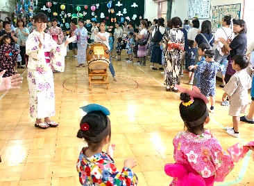 写真:盆踊りを踊る子どもたち