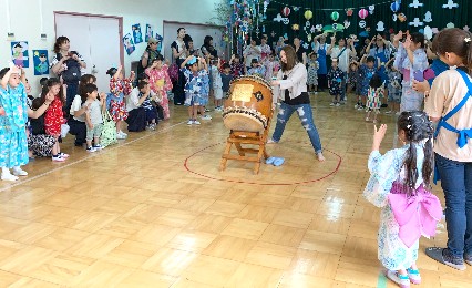 写真:響き渡る太鼓の音を聞く子どもたち