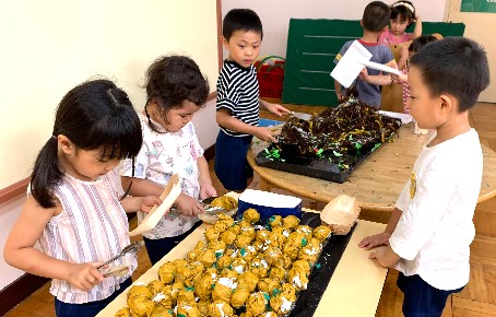 写真:お店屋さんごっこをする子どもたち1