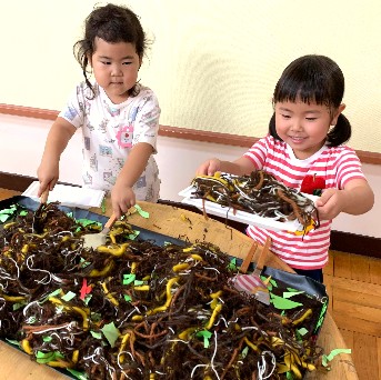 写真:お店屋さんごっこをする子どもたち2