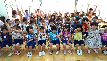 写真:背伸びをする子どもたち