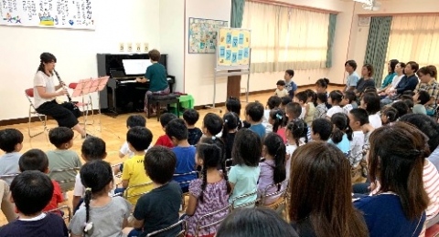 写真:クラリネットとピアノのコンサートを楽しむ子どもたち