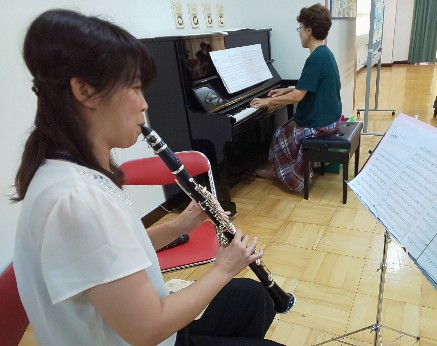 写真:クラリネットを演奏する先生とピアノを弾く職員の方