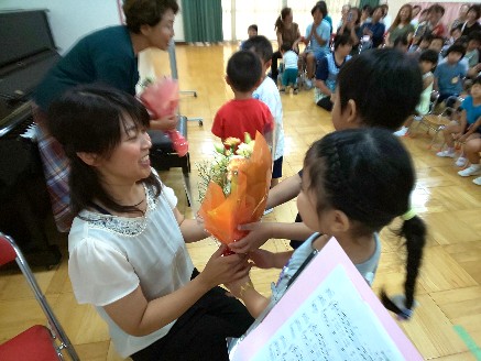 写真:子どもたちからお礼の花束を受け取る先生たち