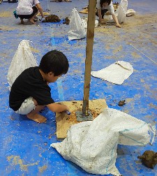 写真:後片付けをする子ども1