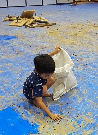 写真:後片付けをする子ども2