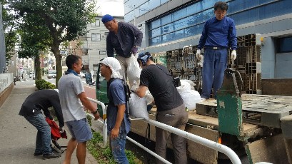 写真:大量の粘土を搬入する様子