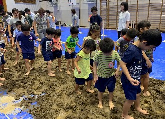 写真:粘土を足で踏む子どもたち