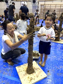 写真:タワーを作る親子1