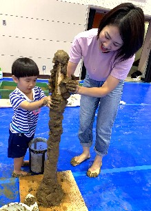 写真:タワーを作る親子4