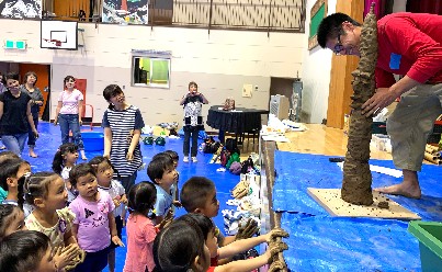 写真:渡邉先生の作るタワーを見つめる子どもたち