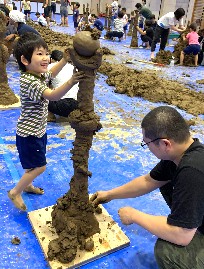 写真:タワーを作り込む親子2