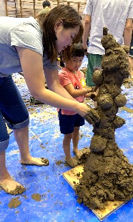 写真:タワーを作り込む親子3