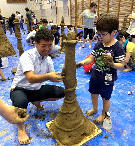 写真:タワーを作り込む親子5