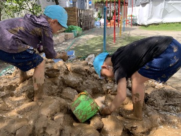 写真:泥で遊ぶ子どもたち