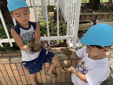写真:泥団子を作る子どもたち